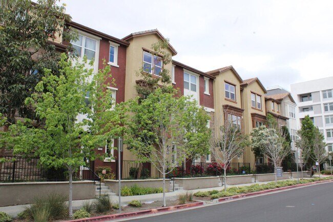 Building Photo - Beautiful 3 Bed, 3 Bath Condo in Perfect M...