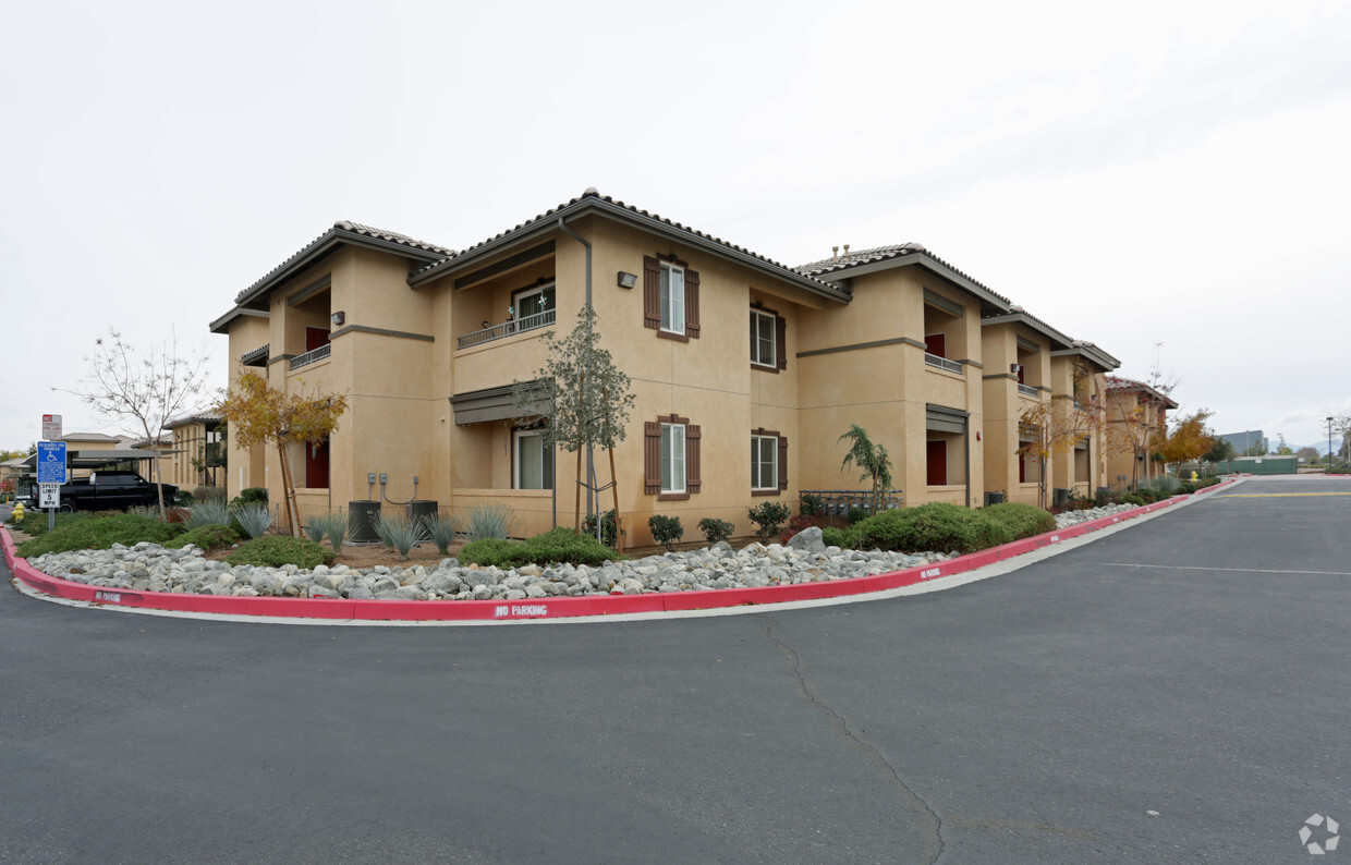 Foto del edificio - The Village at Hesperia Senior Apartments