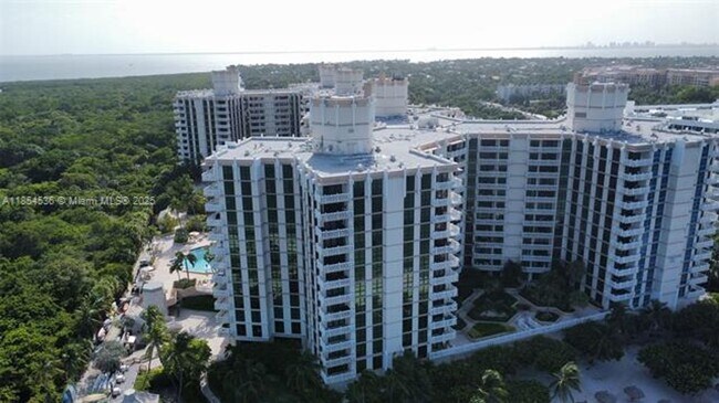 Foto del edificio - 1121 Crandon Blvd