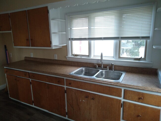 Building Photo - 643 Nicholas St