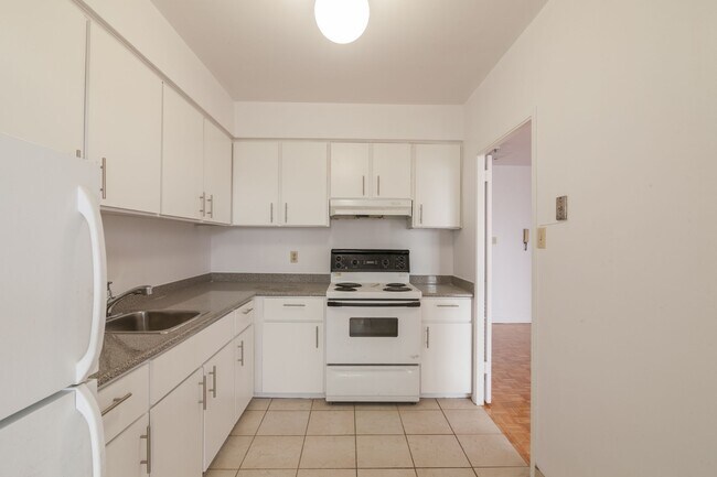 Building Photo - 900 Av. Rockland