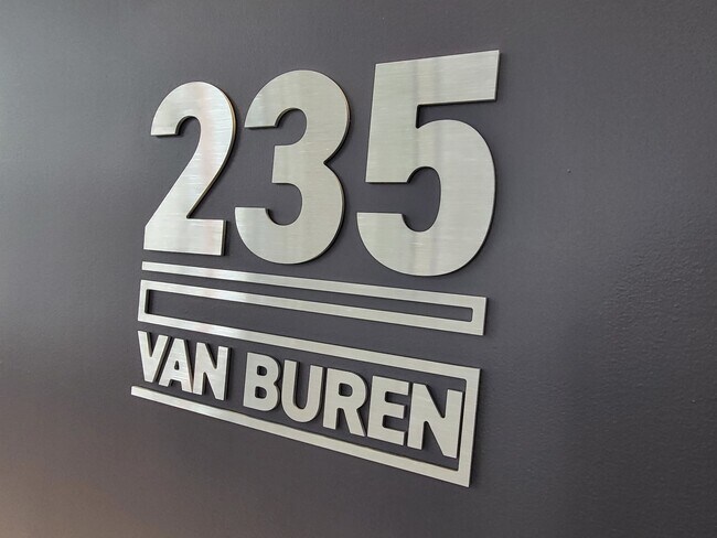 Foto del edificio - 235 W Van Buren St