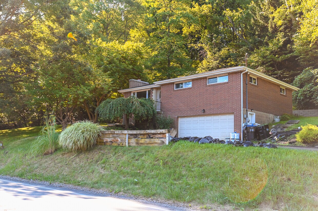 Primary Photo - 390 Pine Creek Rd