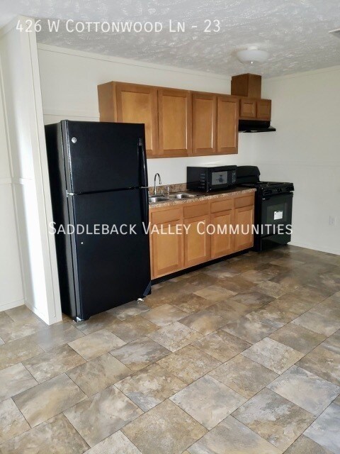 Building Photo - 2 bedroom 1 bath Available now!