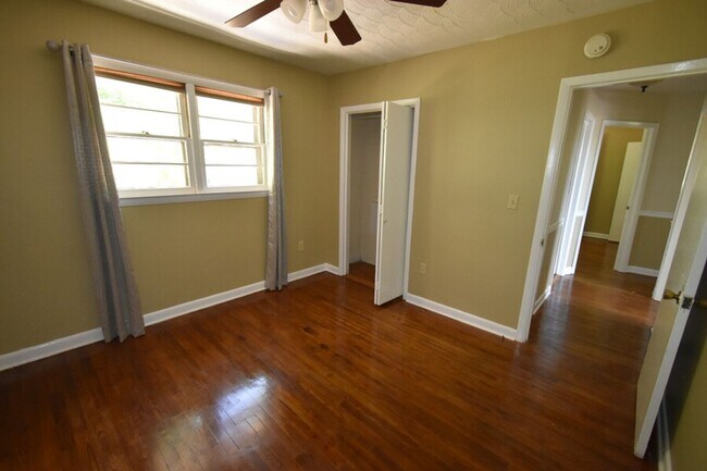 Foto del edificio - 3 Bedroom, 1.5 Bathroom Home for Rent in B...