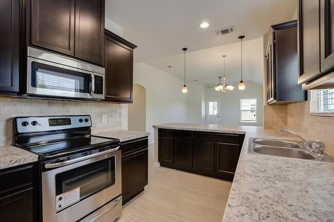 Building Photo - 3 Bedroom/2 Bath Meadow Pointe