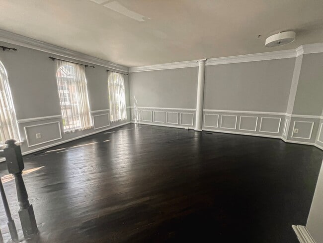 Building Photo - Stunning 3 Bed 3.5 Bath Brick Colonial End-Unit Townhome In Vibrant Kingstowne Community