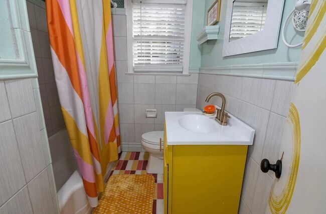 Building Photo - 2 Bedroom, 1 Bath in Melrose Heights - Ava...