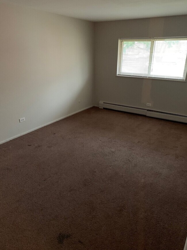 Building Photo - 703 E Fullerton Ave