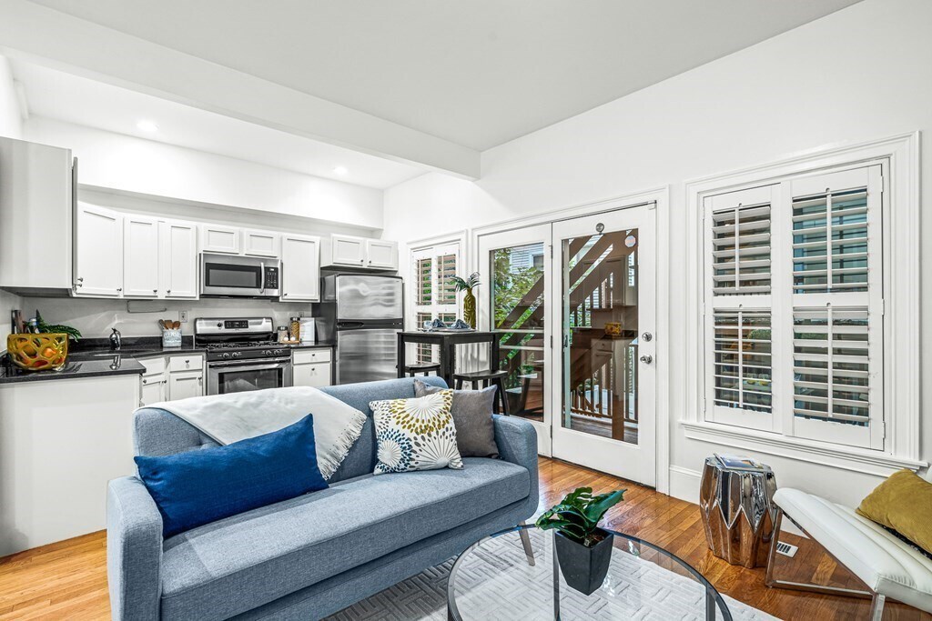 Foto principal - 302 W 3rd St