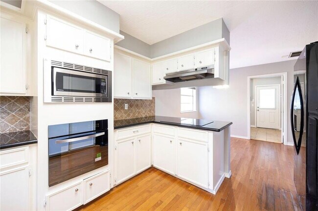 Foto del edificio - 8323 Forest Ridge Rd
