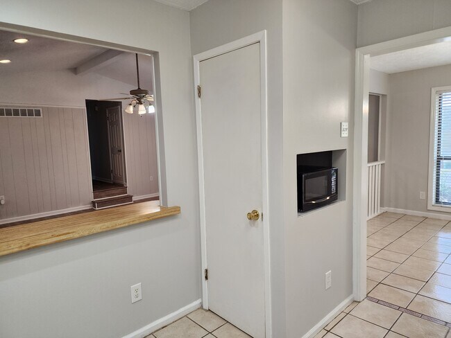 Building Photo - 6916 Sky Ln Dr