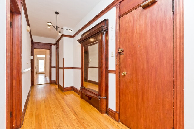 Building Photo - 5341 N Kenmore Ave