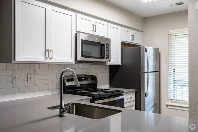 2BR, 1BA - 860SF - Foxwood Upper - Kitchen - Laurel Valley