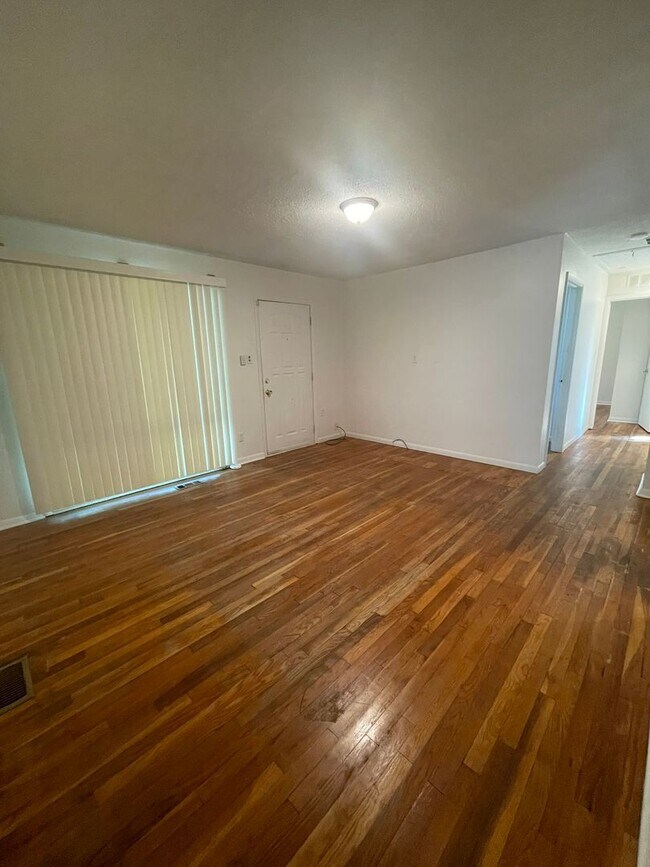Building Photo - Three Bedroom for Rent!