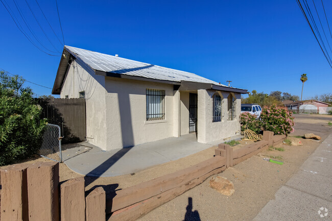Building Photo - 1830 W Indian School Rd