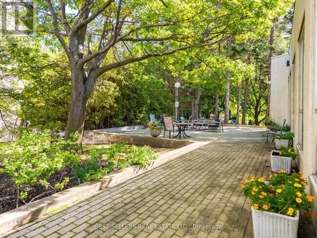 Building Photo - 3650 Kaneff Crescent