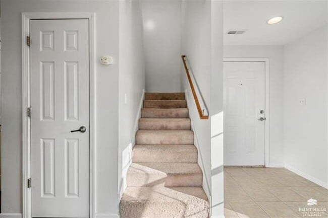 Building Photo - Charming Townhome, Prime Location, Cozy Li...