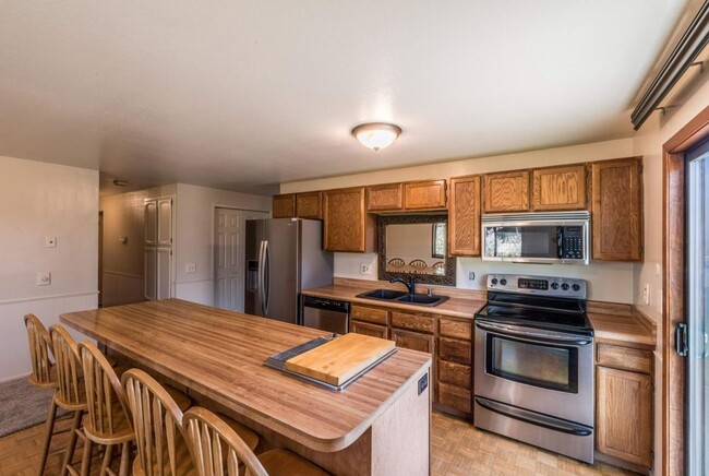 Building Photo - Three Bed Two Bath Arcata