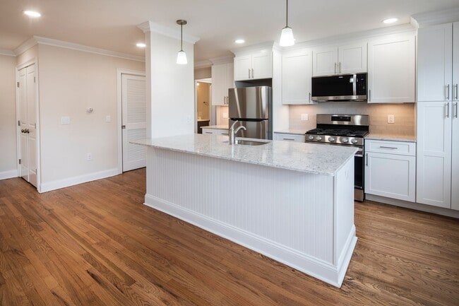 Foto del interior - Hickory Manor: In-Unit Washer & Dryer, Heat, Water & Gas Included, Fitness Center, Sauna, and Bar...