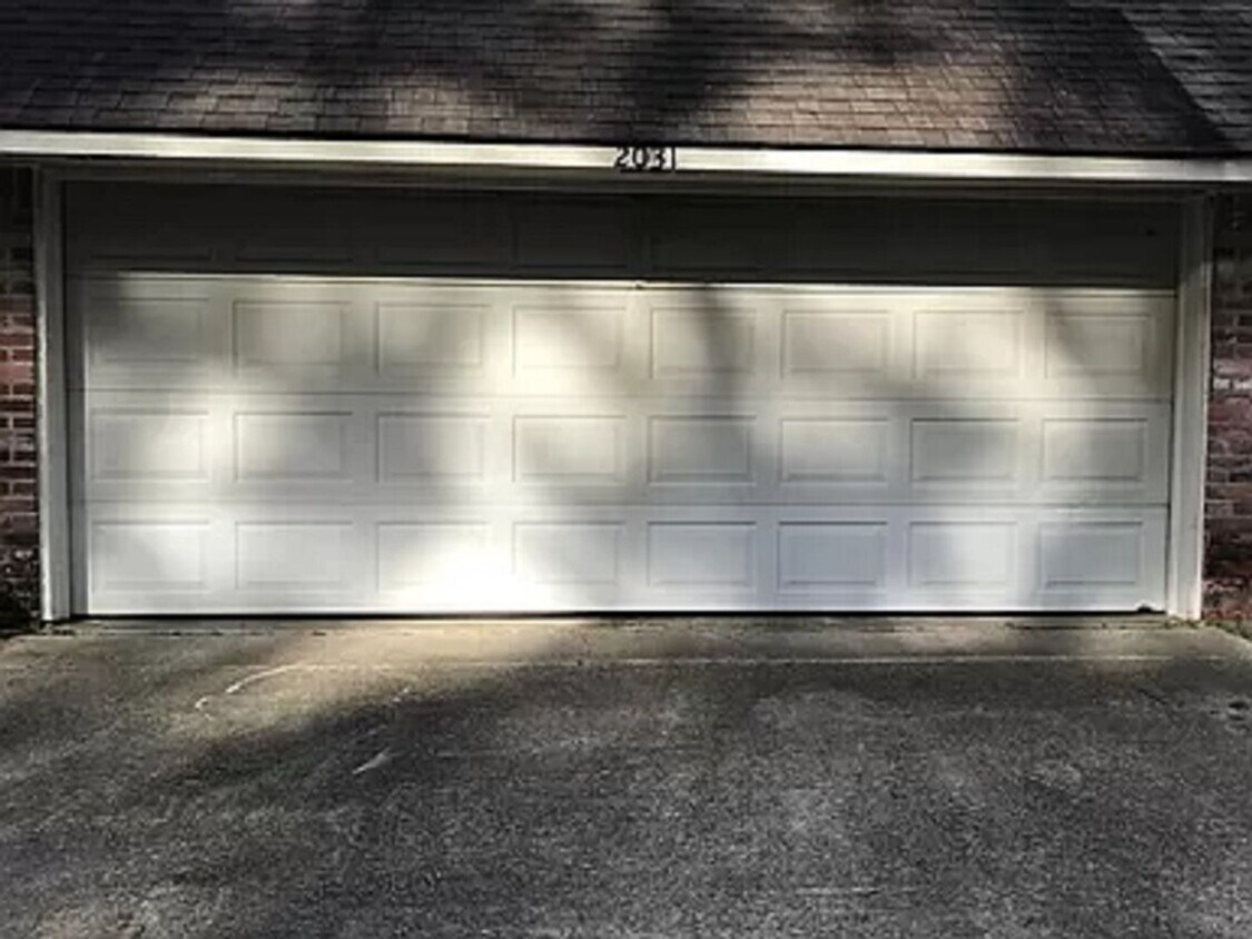Primary Photo - 2031 Shire Ln