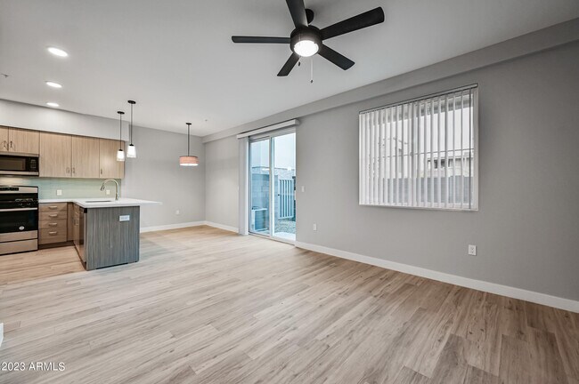 Foto del edificio - 1023 W 5th St