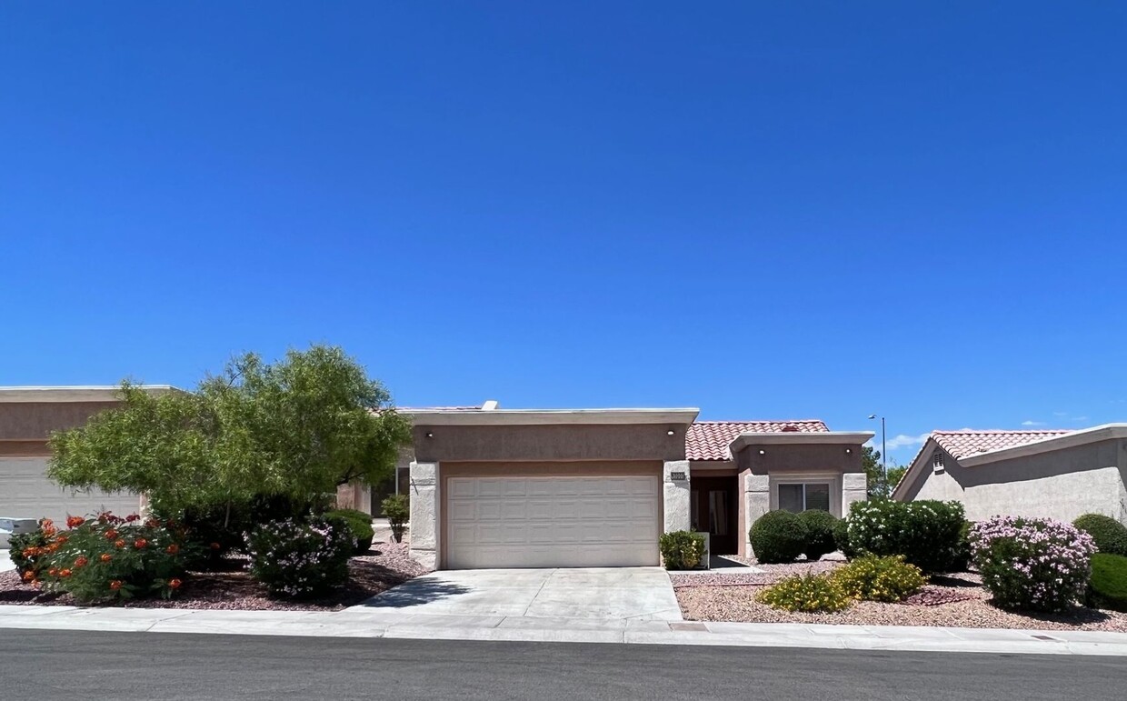 Foto principal - Sun City Summerlin 55+ Community 2 Bedroom...