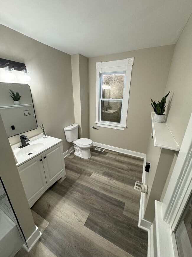 Building Photo - Newly Renovated 3 Bedroom House with Finis...