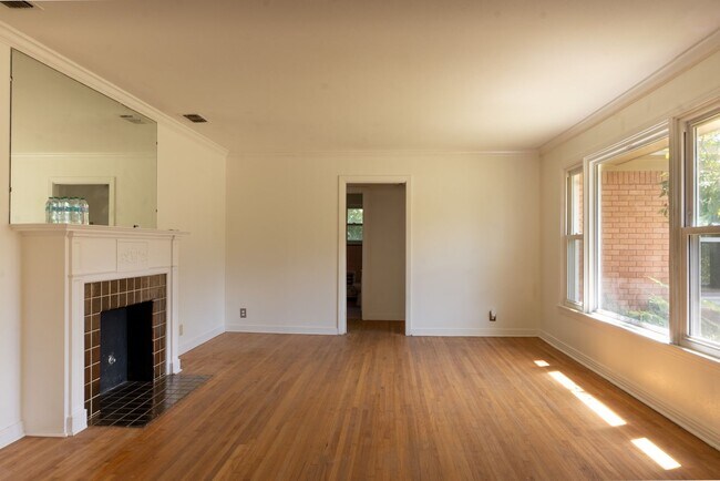 Building Photo - Prime Location in the Heart of Tyler- Move -in Ready!
