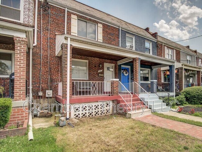 Building Photo - 1417 Downing St NE