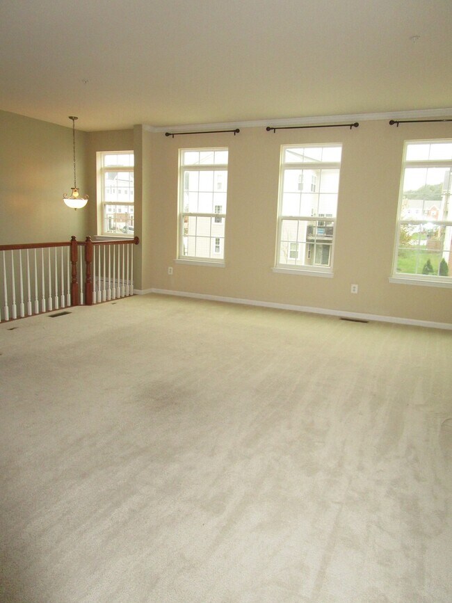 Building Photo - Beautiful 3 Bed/2 Full/2 Half Bath Townhom...