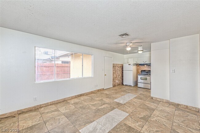 Foto del edificio - 421 N Decatur Blvd