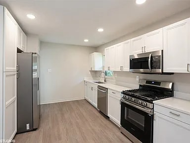 Foto del edificio - 3215 E 8th St