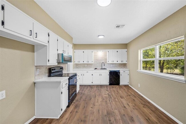 Foto del edificio - 703 SE Sullivan Dr