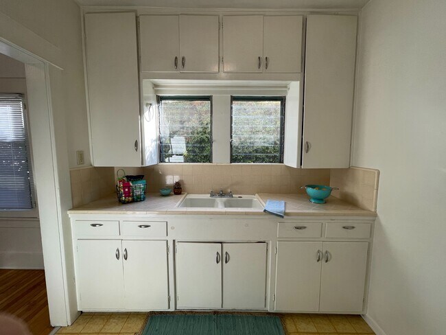 Kitchen - 1400 Fremont Ave