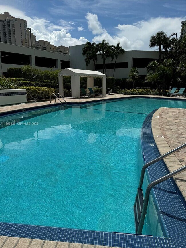 Foto del edificio - 3300 NE 192 St