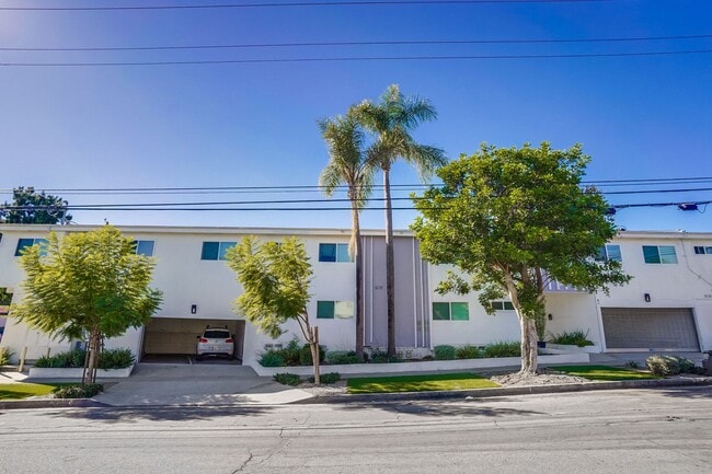 Building Photo - 715 Marlborough Ave