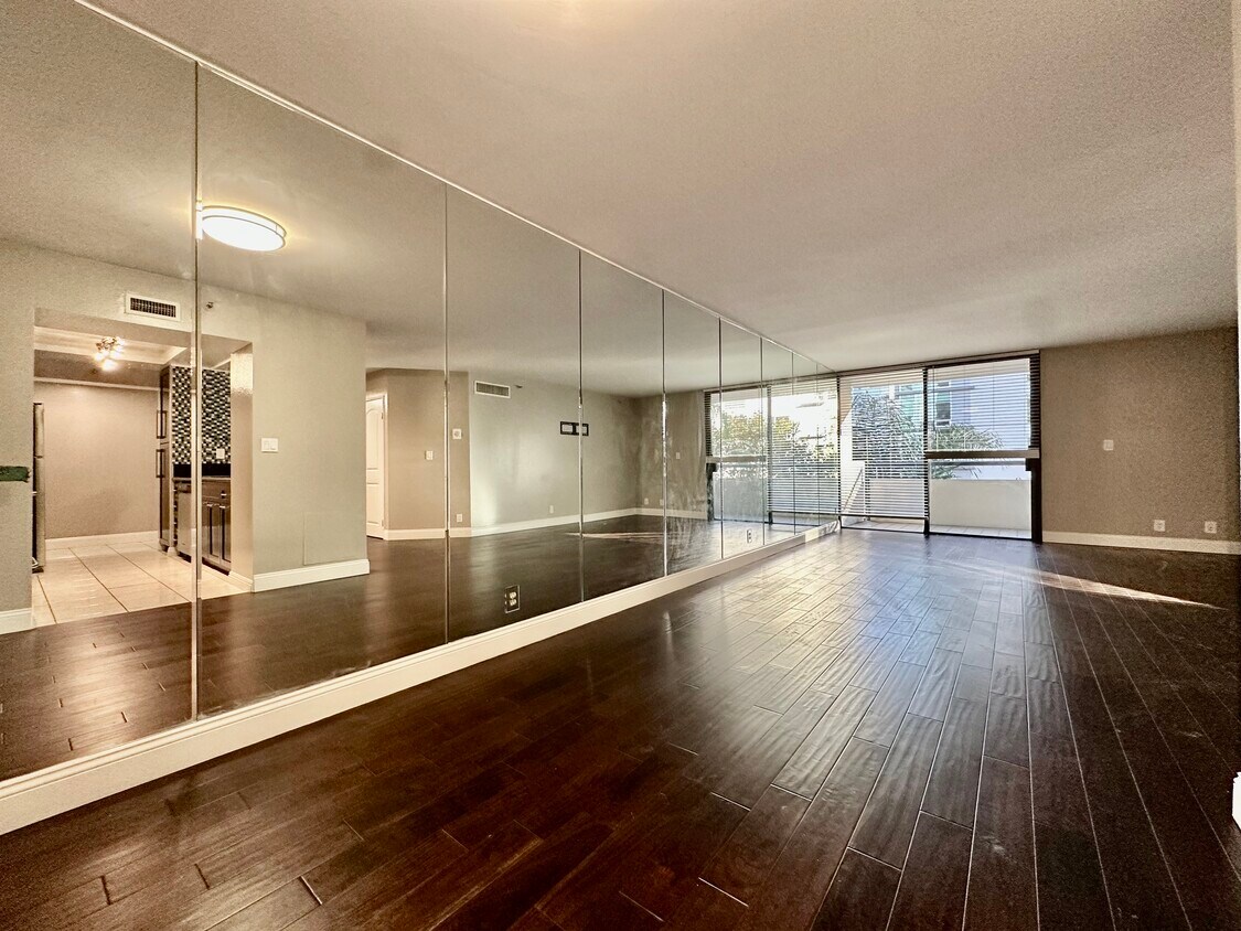 Sala de estar con balcón - 600 W 9th St