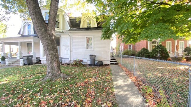 Building Photo - 302 E Lincoln Ave