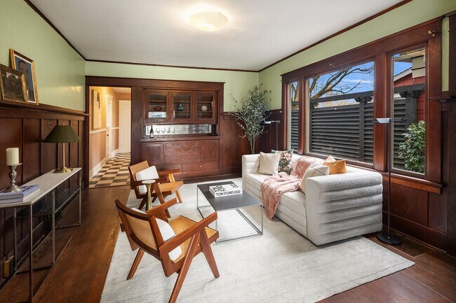 Building Photo - Charming 1 Bedroom  Downstairs Unit****COMING SOON***