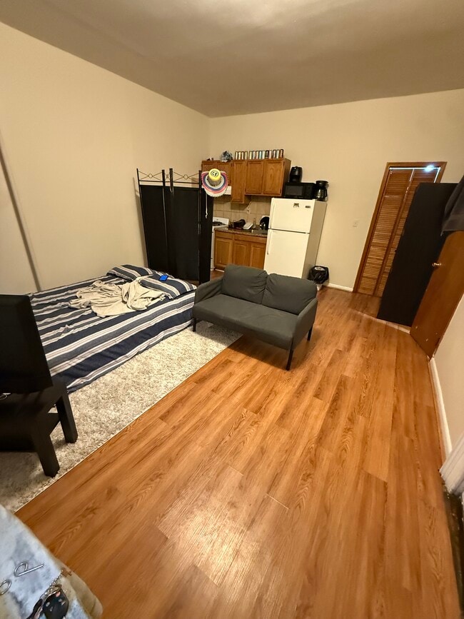 Building Photo - 147 E 1st Ave