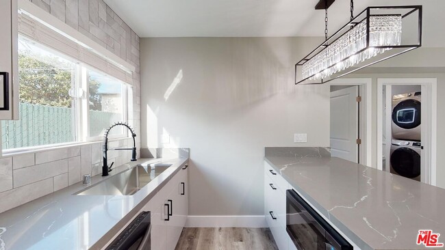 Building Photo - 2123 S Orange Dr