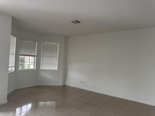 Building Photo - 1804 SW Jamesport Dr