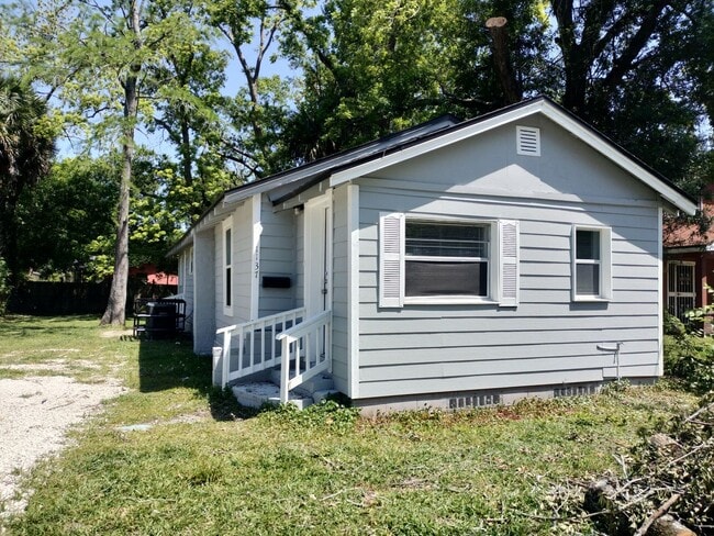 Building Photo - Cute and Cozy 3 Bedroom 2 Bath North Jacks...