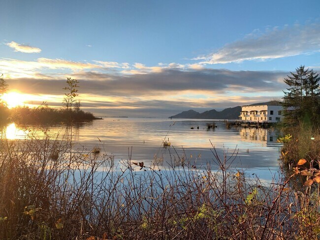 Mirador desde el oeste - 957 Steamboat Slough Rd