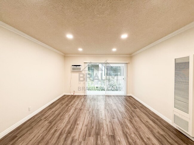 Foto del edificio - 5917 Laurel Canyon Blvd