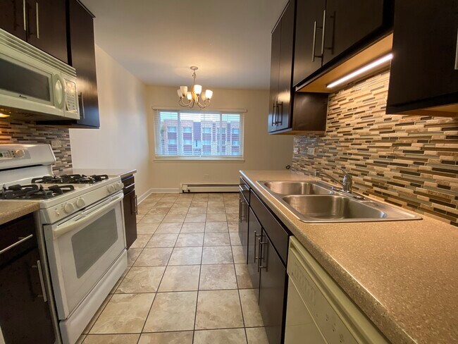 Foto del edificio - 8627 W Foster Ave