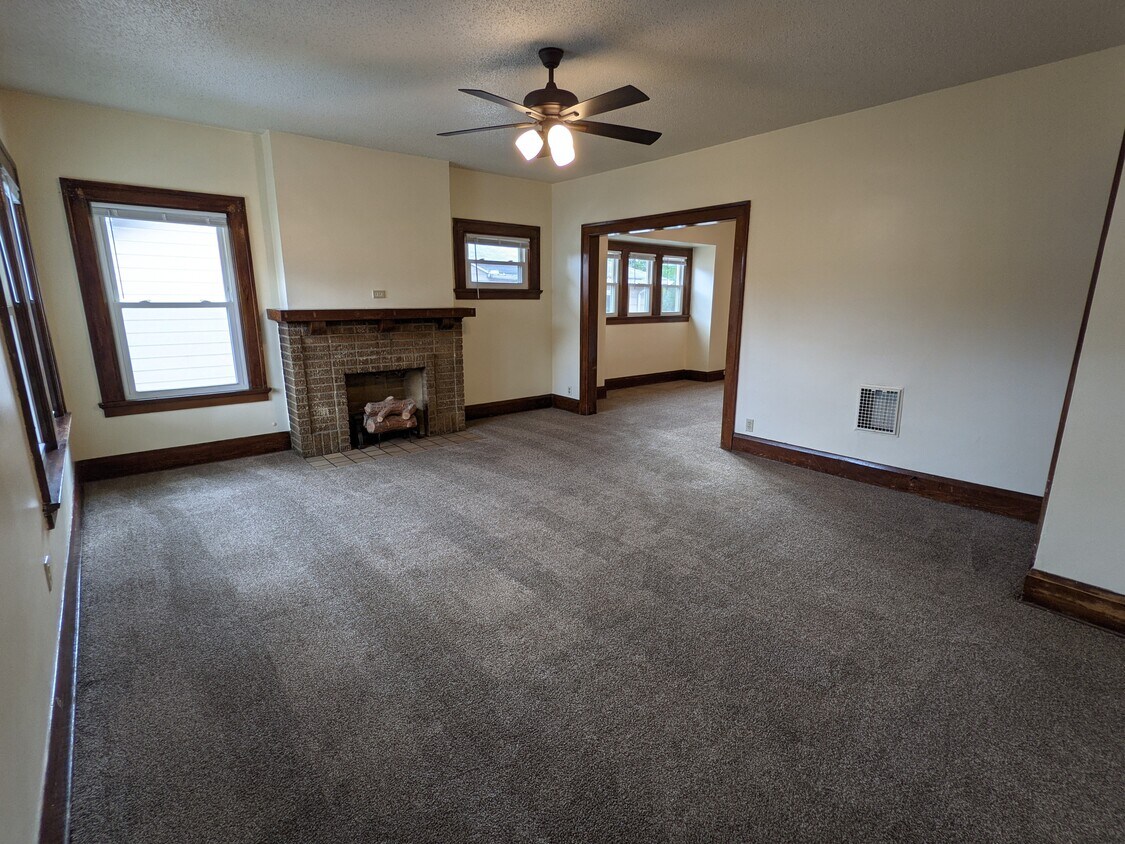 4031 N Lockwood Ave Unit Upper, Toledo, OH 43612 Apartments in Toledo