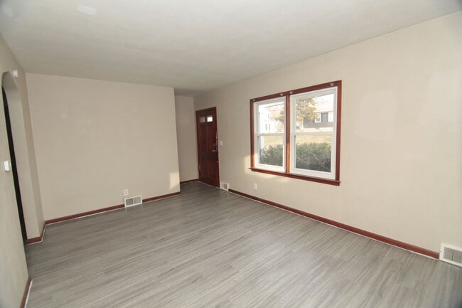 Building Photo - 2 Bedroom 1 Bath Home in Davenport - $250 ...