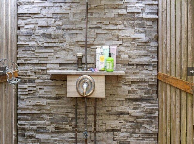 Foto del edificio - 1012 Seashore Rd